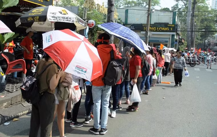 Dòng người xếp hàng hàng trăm mét giữa trưa nắng để mong gặp các “soái ca” U23 Việt Nam.