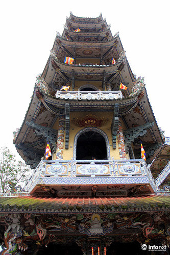 Tháp chuông ở chùa Linh Phước có chiều cao 37 mét và được xem là tháp cao nhất Việt Nam. Ảnh Infonet.