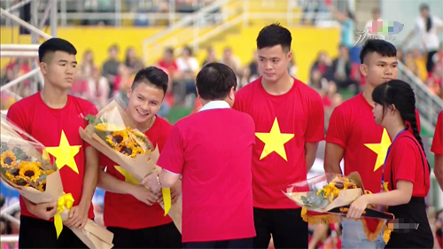 Quang Hải cùng đồng đội vinh dự nhận hoa chúc mừng của lãnh đạo TP.HCM.