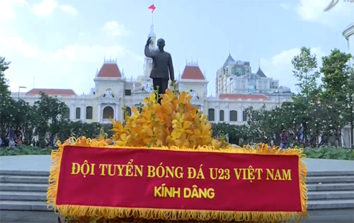 Đội tuyển bóng đá U23 Việt Nam dâng hoa tại Tượng đài Chủ tịch Hồ Chí Minh.