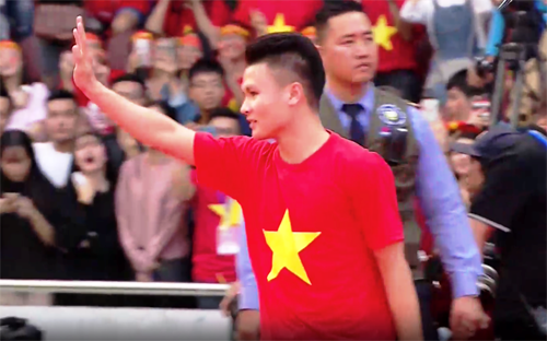 "Vua phá lưới" Quang Hải vẫy tay chào người hâm mộ khi xuất hiện.