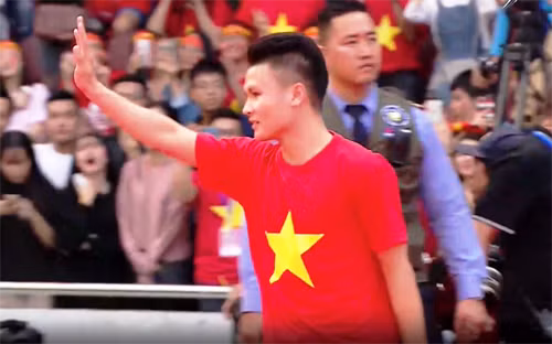 "Vua phá lưới" Quang Hải vẫy tay chào người hâm mộ khi xuất hiện.