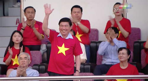 Chủ tịch UBND TP.HCM Nguyễn Thành Phong (người đứng hàng đầu), Chủ tịch HĐND TP.HCM Nguyễn Thị Quyết Tâm (người ngồi hàng đầu) cùng các vị lãnh đạo Liên đoàn bóng đá Việt Nam, Sở VH-TT TP.HCM... cũng có mặt tham dự buổi giao lưu.