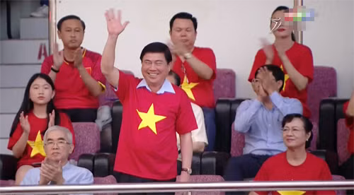 Chủ tịch UBND TP.HCM Nguyễn Thành Phong (người đứng hàng đầu), Chủ tịch HĐND TP.HCM Nguyễn Thị Quyết Tâm (người ngồi hàng đầu) cùng các vị lãnh đạo Liên đoàn bóng đá Việt Nam, Sở VH-TT TP.HCM... cũng có mặt tham dự buổi giao lưu.