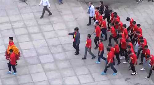 Chiều 4/2, trước khi diễn ra buổi giao lưu với người hâm mộ của đội tuyển U23 Việt Nam tại sân Thống Nhất, TP.HCM, toàn thể thành viên đội tuyển U23 Việt Nam đã đến dâng hoa tại Tượng đài Bác Hồ.