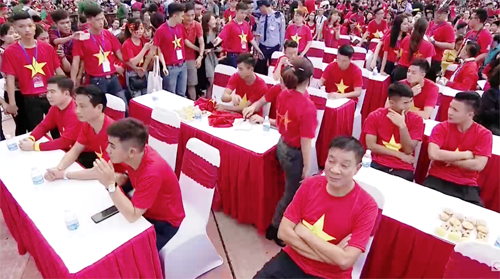 Cầu thủ U23 Việt Nam trong vòng vây người hâm mộ tại buổi giao lưu.