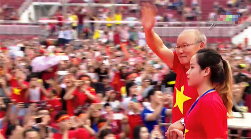 Đúng 17h cùng ngày, trong tiếng hò reo vang dội của hàng chục nghìn CĐV tại sân Thống Nhất, HLV Park Hang-seo cùng Ban huấn luyện đã xuất hiện trên sân khấu vinh danh do UBND TP.HCM tổ chức.