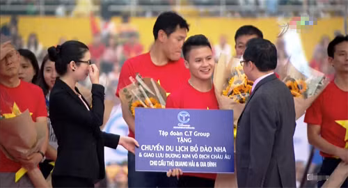 Ngoài ra, nhiều doanh nghiệp, nhà tài trợ cũng đã thưởng gần chục tỷ đồng cho toàn thể thành viên U23 Việt Nam. Riêng cầu thủ Quang Hải được 1 doanh nghiệp thưởng chuyến du lịch Bồ Đào Nha cùng người thân và giao lưu với đương kiêm vô địch Châu Âu.