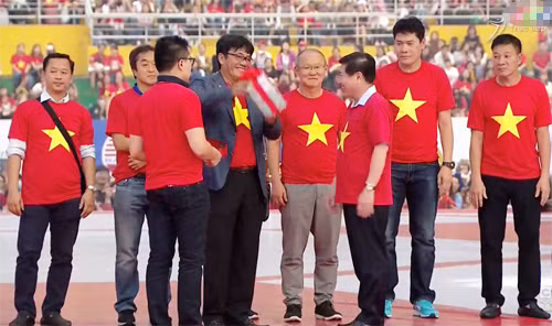 Chủ tịch UBND TP Nguyễn Thành Phong đã trao giải thưởng 2 tỷ đồng cho toàn thể thành viên U23 Việt Nam. Ngoài ra, TP.HCM cũng thưởng cho HLV Park Hang-seo 200 triệu đồng cũng như thưởng tiền cho cá nhân các thành viên BHL, cầu thủ khác...