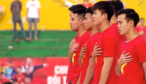 Các cầu thủ U23 Việt Nam và những người tham dự chương trình thực hiện nghi thức chào cờ.