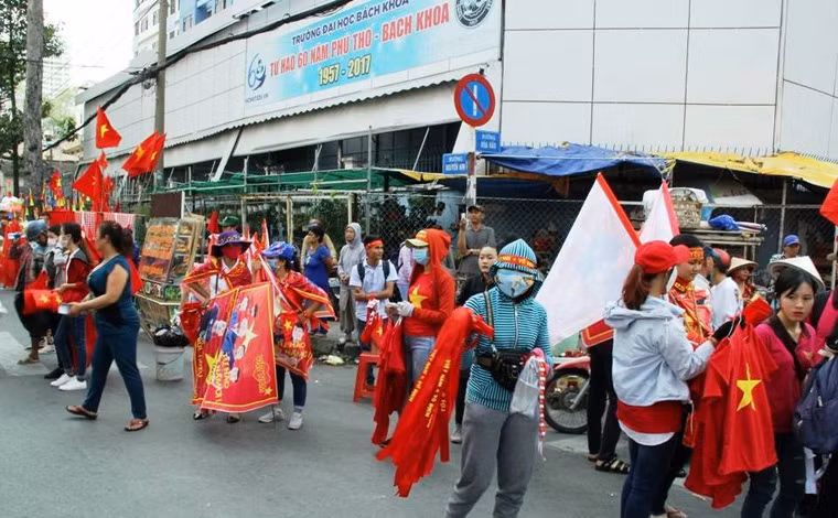 "Chương trình giao lưu tại sân Thống Nhất có tên gọi Hào khí Việt Nam, sẽ gồm 3 phần. Phần 1 sẽ là giao lưu, tôn vinh đội tuyển U-23, thỏa mong ước của người hâm mộ. Phần 2 có chủ đề uống nước nhớ nguồn bởi chiến công của U-23 VN không chỉ gói gọn trong những cầu thủ được ra sân, mà còn từ những cầu thủ dự bị, ban huấn luyện, đội ngũ bác sĩ...để giúp họ tỏa sáng...
