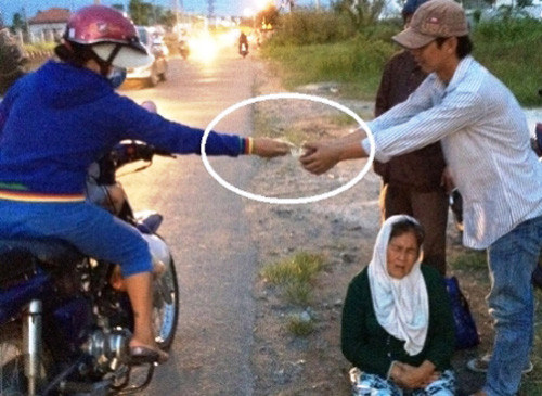 Hai “ mẹ con” ngồi bệt ven đường Lê Văn Việt, quận 9 với vẻ mặt khổ sở, xin tiền người đi hảo tâm.