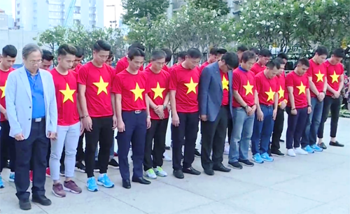 Toàn thể thành viên đội tuyển U23 Việt Nam viếng Tượng đài Bác Hồ.