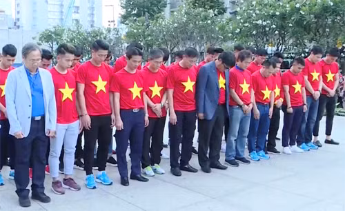Toàn thể thành viên đội tuyển U23 Việt Nam viếng Tượng đài Bác Hồ.