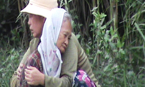 Người phụ nữ ngồi trên đường Đỗ Xuân Hợp, quận 9 ôm chặt cụ bà vào lòng, trần tình đây là mẹ của bà ta đang bị ung thư, kiệt sức.