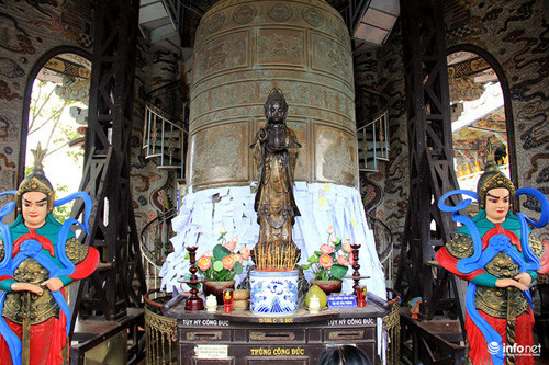 Ở tầng thứ hai của tháp là nơi treo Đại Hồng Chung. Chiếc chuông này được đúc vào năm 1999 nặng 8.500kg, cao 4,3 mét và miệng chuông rộng 2,33 mét, đây được coi là quả chuông nặng nhất Việt Nam. Linh tháp là nơi thờ các tôn tượng Phất và là bảo tàng viện. Ảnh Infonet.