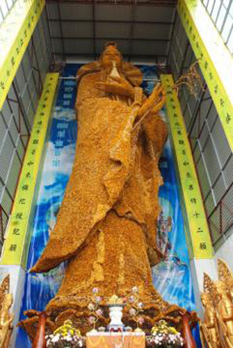 Tượng Bồ tát Quan Thế Âm được làm bằng hoa bất tử của chùa Linh Phước sau khi nhận 2 kỷ lục Việt Nam và Châu Á, đã được trao kỷ lục thế giới vào cuối năm 2017.