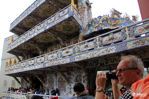 Du khách nước ngoài vô cùng thích thú khi đến viếng chùa Linh Phước. Ảnh Infonet.