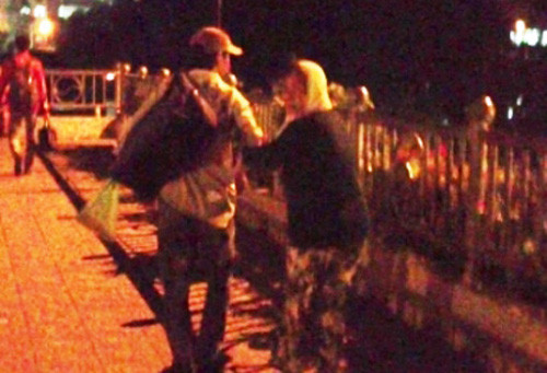 Vào thời điểm đó, dù than thở mẹ bị bệnh nặng không thể đi được nhưng sau buổi "làm ăn" thu được khá nhiều tiền, cả 2 đã đi vội lên cầu vượt Suối Tiên để đón xe buýt.