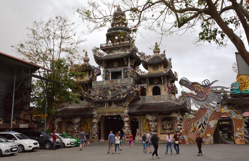 Chùa Linh Phước (TP.Đà Lạt, tỉnh Lâm Đồng), ngôi chùa có tượng Bồ tát Quan Thế âm được làm bằng hoa bất tử lớn nhất thế giới và 15 kỷ lục đã được tổ chức Guinness trong nước và quốc tế xác nhận.