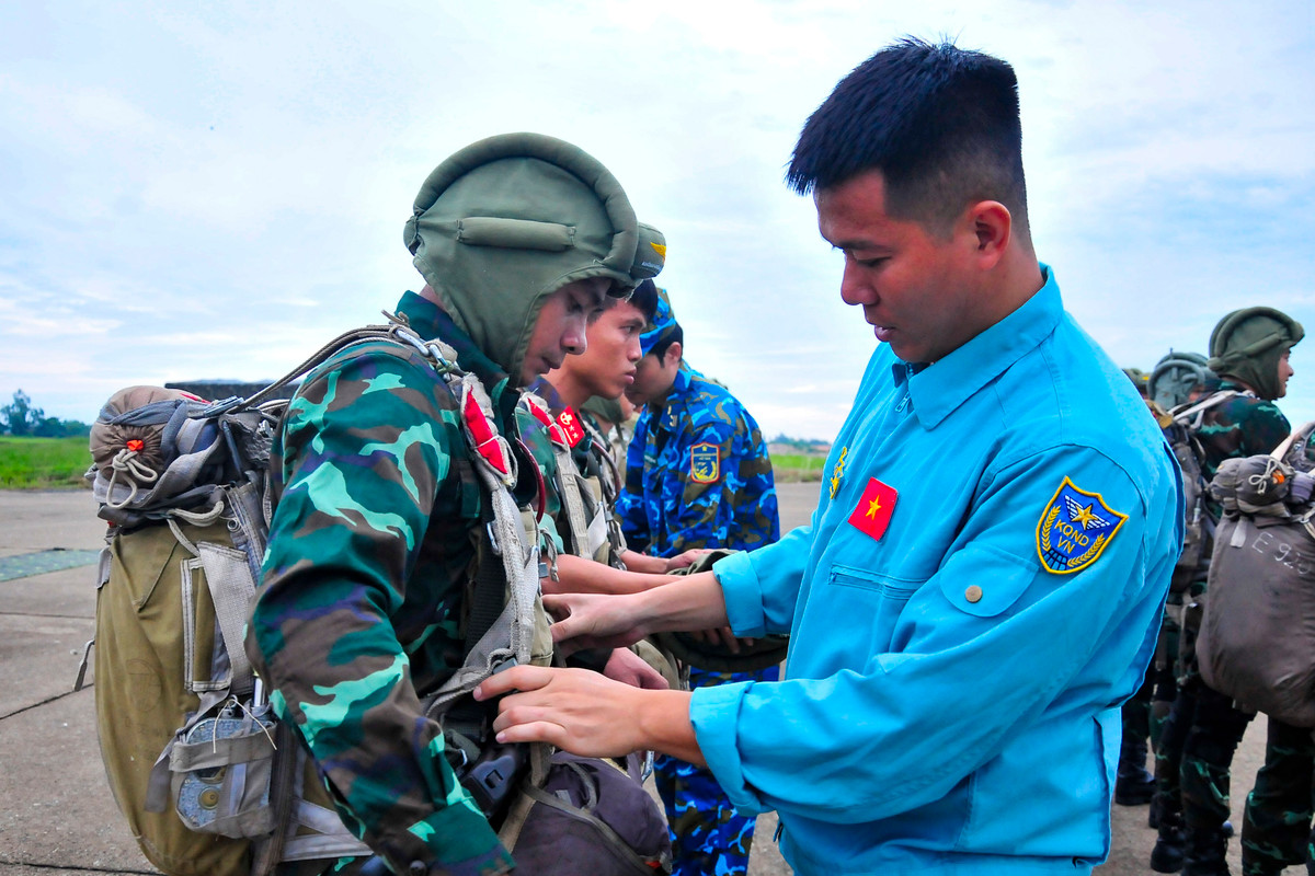 Kiểm tra vũ khí, trang bị của chiến sĩ trước khi thực hành nhảy dù.