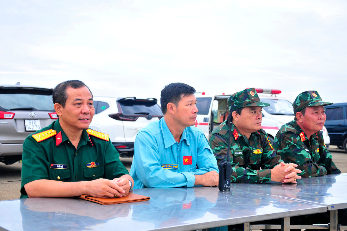 Thủ trưởng Bộ Tham mưu Quân khu 7, Bộ Tư lệnh TP Hồ Chí Minh, Sư đoàn Không quân 370 quan sát các lực lượng thực hành nhảy dù. Bài thực hành nhảy dù là một nội dung huấn luyện quan trọng hằng năm của lực lượng đặc công và trinh sát đặc nhiệm. Để hoàn thành nhiệm vụ được giao, các cán bộ chiến sĩ phải có sức khỏe tốt, kỹ thuật và bản lĩnh vững vàng.