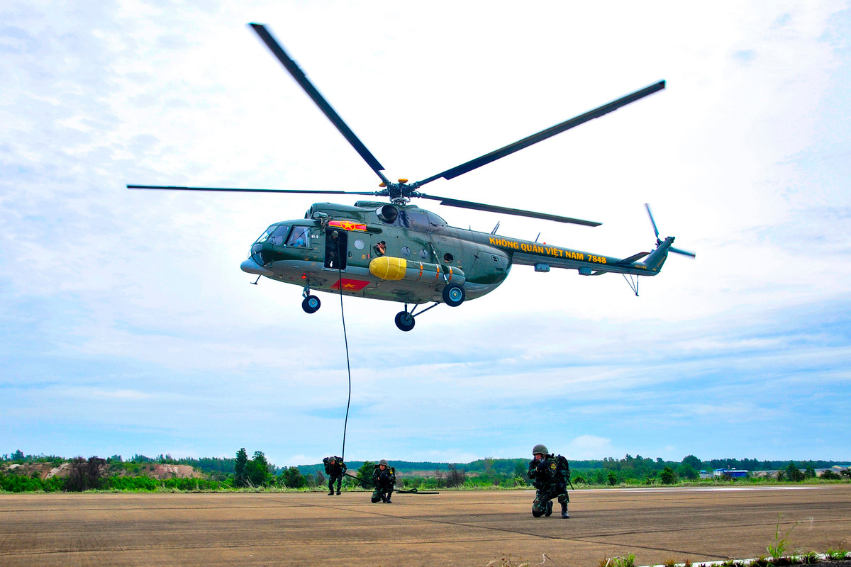 Chiến sĩ đặc công và trinh sát đặc nhiệm thực hành nội dung đổ bộ đường không bằng trực thăng. Với sự hỗ trợ, hướng dẫn tận tình, tỉ mỉ của các giảng viên Sư đoàn Không quân 370, từ các trang bị, phương tiện đến những động tác, kỹ thuật, biện pháp bảo đảm an toàn, xử lý tình huống khi đổ bộ trong quá trình tập luyện, cán bộ chiến sĩ đã thực hiện thuần thục các động tác đổ bộ xuống đúng các mục tiêu đã chọn trước và đảm bảo an toàn tuyệt đối về người và vũ khí, trang thiết bị. 