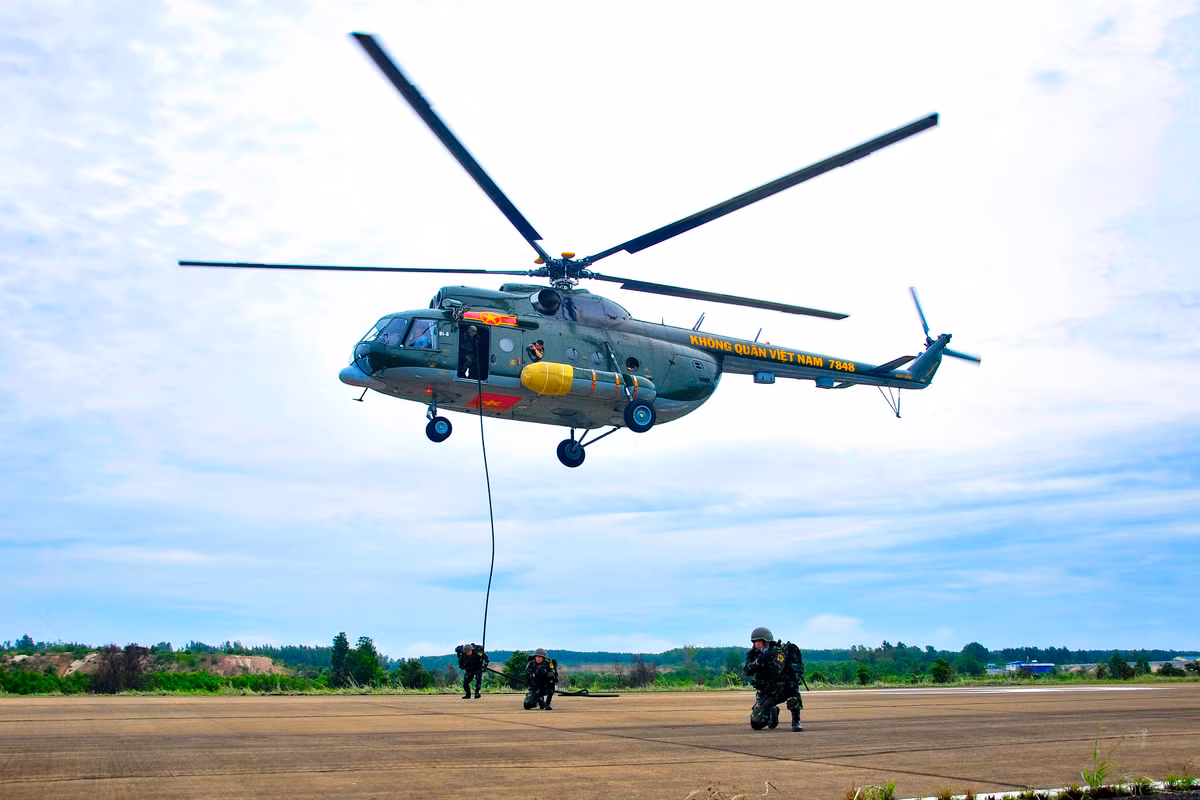 Chiến sĩ đặc công và trinh sát đặc nhiệm thực hành nội dung đổ bộ đường không bằng trực thăng. Với sự hỗ trợ, hướng dẫn tận tình, tỉ mỉ của các giảng viên Sư đoàn Không quân 370, từ các trang bị, phương tiện đến những động tác, kỹ thuật, biện pháp bảo đảm an toàn, xử lý tình huống khi đổ bộ trong quá trình tập luyện, cán bộ chiến sĩ đã thực hiện thuần thục các động tác đổ bộ xuống đúng các mục tiêu đã chọn trước và đảm bảo an toàn tuyệt đối về người và vũ khí, trang thiết bị. 