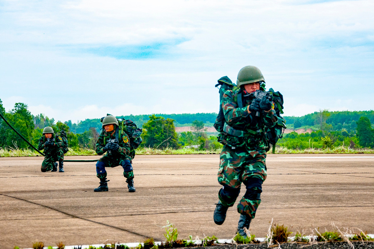 Đồng đội cảnh giới cho nhau.