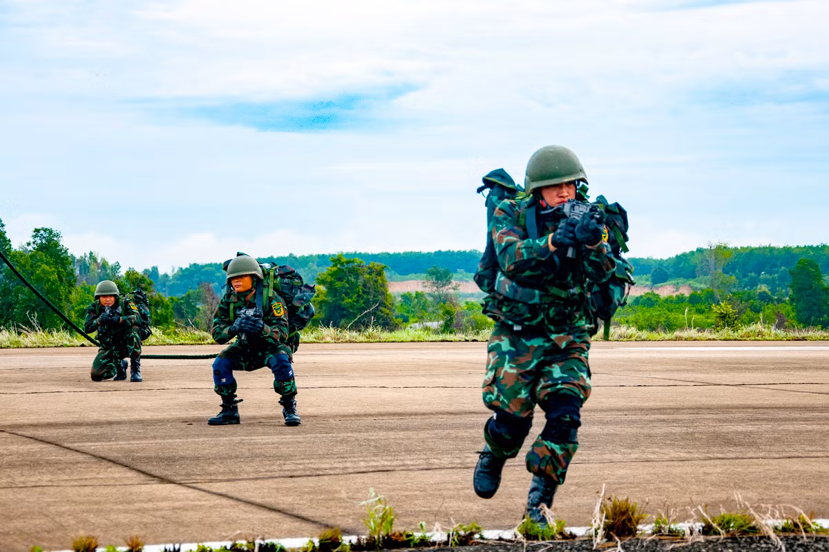 Đồng đội cảnh giới cho nhau.