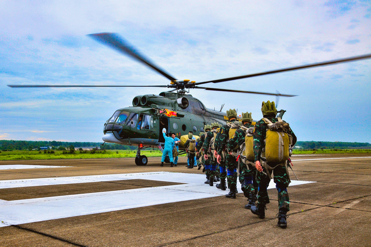 Lên máy bay trực thăng.