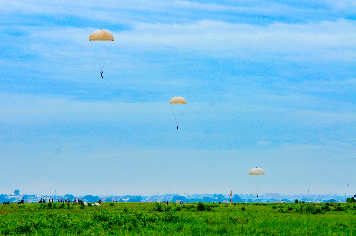 Lực lượng đặc công và trinh sát đặc nhiệm nhảy dù từ độ cao 800 m, và lái dù tiếp đất theo vị trí đã được đánh dấu.