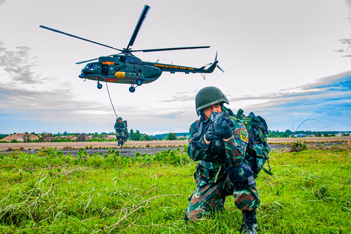 Lực lượng đặc công và trinh sát đặc nhiệm triển khai đội hình chiến đấu. Qua đợt huấn luyện giúp các chiến sĩ ngày càng nâng cao bản lĩnh, trình độ kỹ - chiến thuật trong chiến đấu và xử lý hoàn hảo các tình huống trong thực chiến.