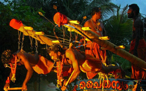 Sau đó, lưng của những người này bị xuyên thủng bởi lưỡi câu sắc, rồi treo lên giàn giáo. Đây là một hình thức để dâng lên các nữ thần ở Ấn Độ.