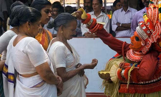 Với người dân, thầy mo là hiện thân của thần, có khả năng chữa bệnh, đoán trước tương lai và ban phước lành cho họ.