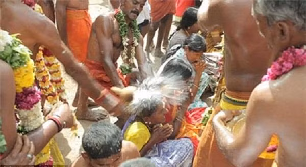 Dùng đầu đập nát những quả dừa để cầu may mắn là một lễ hội kỳ quặc và vô cùng nguy hiểm ở Ấn Độ. Bất chấp sự nguy hiểm của lễ hội, hàng nghìn tín đồ Hồi giáo vẫn tập trung tại đây để dùng những quả dừa đập vào đầu cho tới khi chúng vỡ nát.