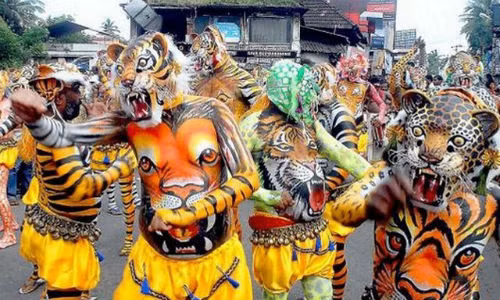 Hàng nghìn người đàn ông đeo mặt nạ hổ, vẽ hình mặt hổ lên cơ thể để tham dự lễ hội thường niên Puli Kali ở Kerala. Có mặt trong lễ hội kỳ quặc tại Ấn Độ này, những người tham gia cùng nhau nhảy những điệu nhảy của hổ.