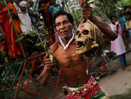 Lễ hội Shiva Gajan được tổ chức hàng năm nhằm tôn vinh thần Shiva và đánh dấu ngày kết thúc một năm theo lịch Bengali.