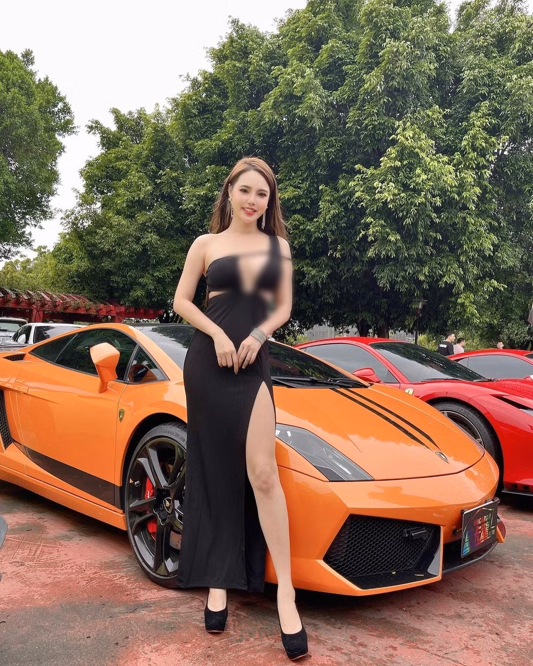 Theo tìm hiểu, nhờ khuôn mặt xinh ngọt ngào và thân hình nóng bỏng, hot girl Miêu Miêu đã thu hút được rất nhiều sự chú ý.