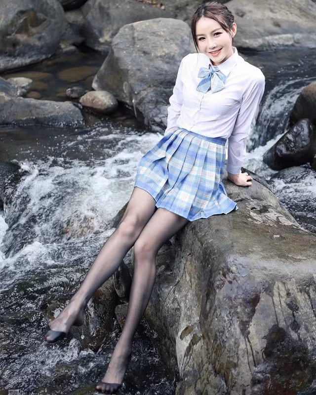 Mới đây, những hình ảnh hot girl Vũ Tình diện đồ nữ sinh đi tắm suối gây xôn xao cộng đồng mạng. (Nguồn ảnh: IG)