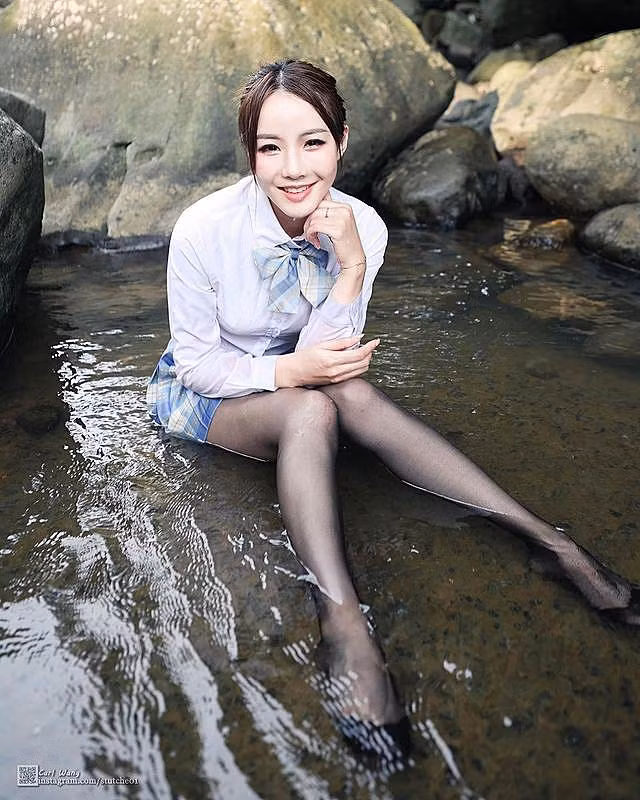 Trong những hình ảnh này, cô nàng vẫn diện chiếc quần tất da màu đen cực kỳ quyến rũ như mọi khi.