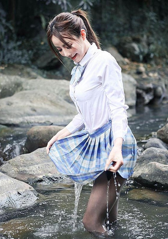 Theo tìm hiểu, Vũ Tình là một trong những hot girl xinh đẹp nổi tiếng người Đài Loan. Cô nàng sở hữu khuôn mặt ưa nhìn và dáng vóc thanh mảnh, cao ráo.