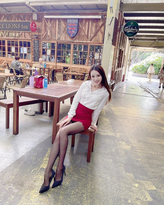 Những đôi tất quần vừa gợi cảm vừa quyến rũ này đã tạo thành "nhận diện thương hiệu" của hot girl Vũ Tình.