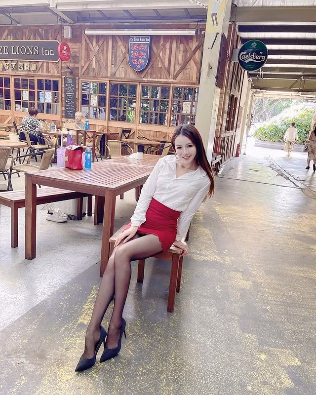 Những đôi tất quần vừa gợi cảm vừa quyến rũ này đã tạo thành "nhận diện thương hiệu" của hot girl Vũ Tình.