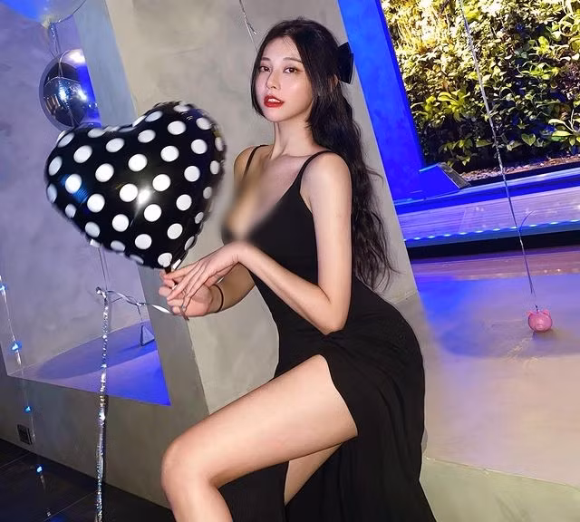 Họ cho rằng hot girl cố tình chiêu trò, đánh tráo khái niệm, ăn mặc phản cảm xuống phố, gây nhức mắt cho người đi đường.