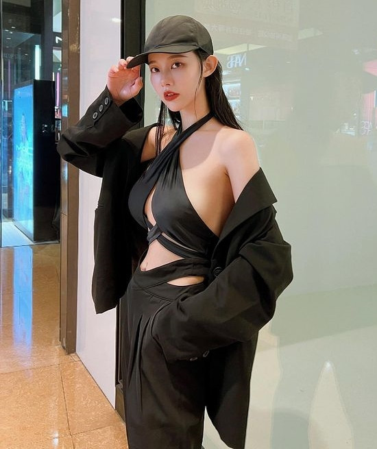 Chính vì thế, các fan hâm mộ của hot girl Hương Hương hi vọng, cô nàng sớm nhìn ra sai lầm của mình, tiếp thu ý kiến có chọn lọc và biết sửa sai, để ngày càng tỏa sáng hơn nữa.