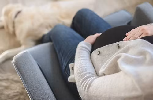 Om nghen khi mang thai, con dau uat uc vi bo chong hanh ha