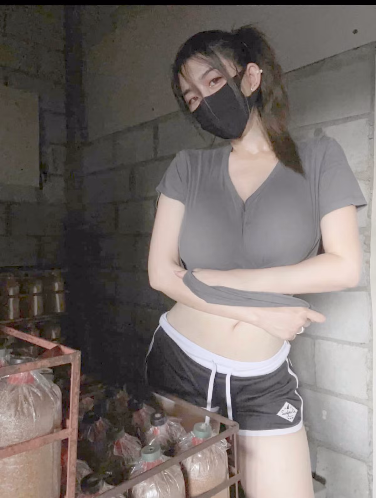 Mặc dù làm việc trong trại nấm rất bụi bẩn nhưng điều đó không làm ảnh hưởng đến hot girl, cô nàng vẫn thoải mái diện đồ thiếu vải, thản nhiên tạo dáng.