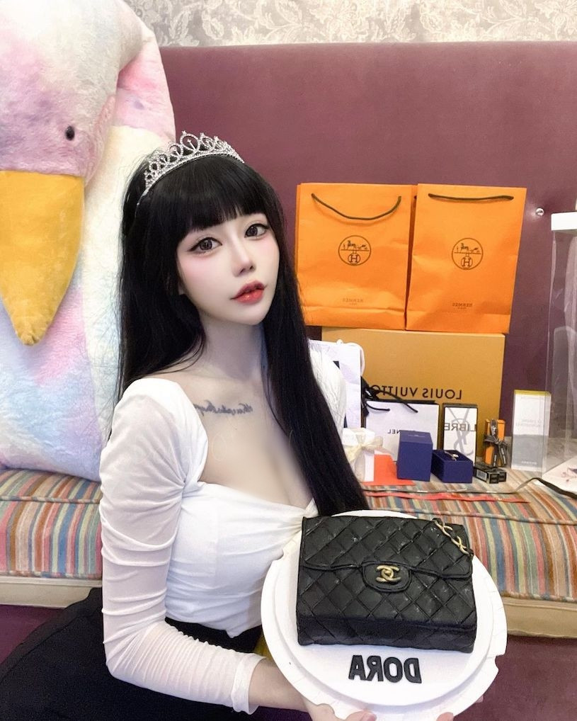 Tiểu Đóa cũng thường xuyên khoe ảnh đập hộp hàng hiệu, sống cuộc sống người khác mơ ước.