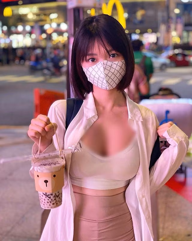 Dạo gần đây, Diorwynn thường gây chú ý khi diện đồ tập dạo phố.